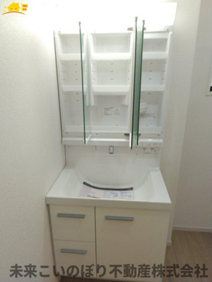 【独立洗面台】 | LIGARE久喜市久喜東27期1号棟 | 鏡の裏は収納になっています。
スッキリ収納ができます！