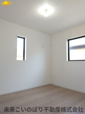 【子供部屋】 | LIGARE久喜市久喜東27期1号棟 | 二面採光のお部屋で日当たり通風良好です！
収納も大きく過ごしやすいです。お子さんのお部屋にいかがでしょうか