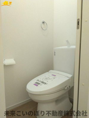 【トイレ】 | LIGARE久喜市久喜東27期1号棟 | シンプルな機能を搭載したトイレ。家族みんなが使う場所だからこそ清潔にこだわりたいですね。