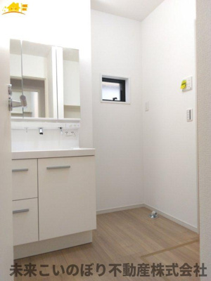 【脱衣所】 | LIGARE久喜市久喜東27期1号棟 | 洗面脱衣室には窓があり空気の入れ替えが出来カビの防止対策できますよ。