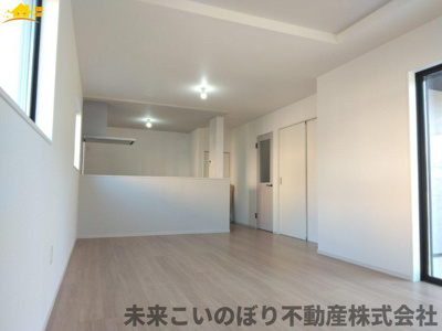 【居間・リビング】 | LIGARE久喜市久喜東27期1号棟 | 一日の中で多くの時間を過すことになるリビングダイニングだからこそ、いつも穏やかな空間であることが必然。爽やかな通風と採光を存分に感じる事が出来る空間です。