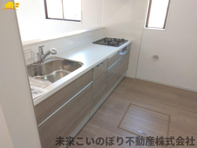 【キッチン】 | LIGARE久喜市久喜東27期1号棟 | 対面キッチンならつくりたてのお料理をすぐに食卓へ♪配膳しながら調理ができるので調理スペースを広く使用でき、作業効率も上がります♪