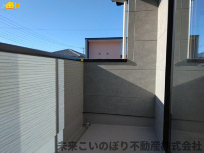【バルコニー】 | LIGARE久喜市久喜東27期1号棟 | 南西向きのバルコニーは日当たり風当たりがとてもいいです。
洗濯物も良く乾きますね。
