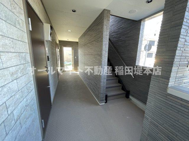 稲城市東長沼のアパートのロビー