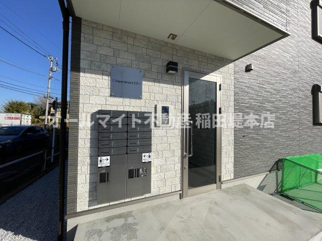 稲城市東長沼のアパートのエントランス