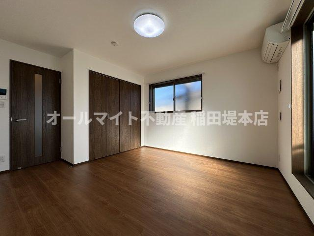 稲城市東長沼のアパートの居間・リビング