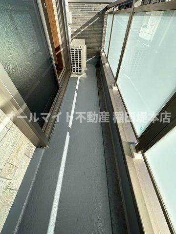 稲城市東長沼のアパートのバルコニー