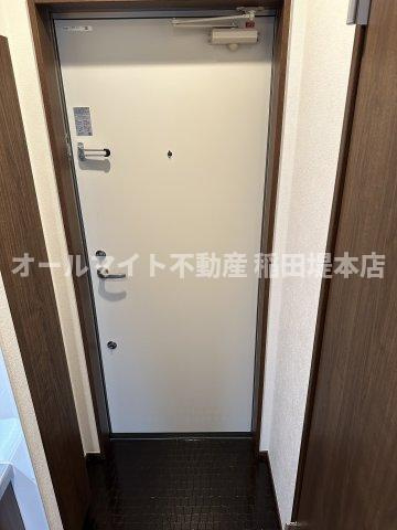 稲城市東長沼のアパートの玄関