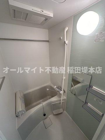 稲城市東長沼のアパートの浴室