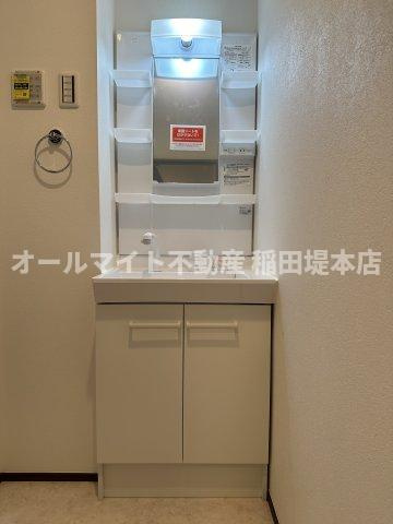 稲城市東長沼のアパートの洗面所