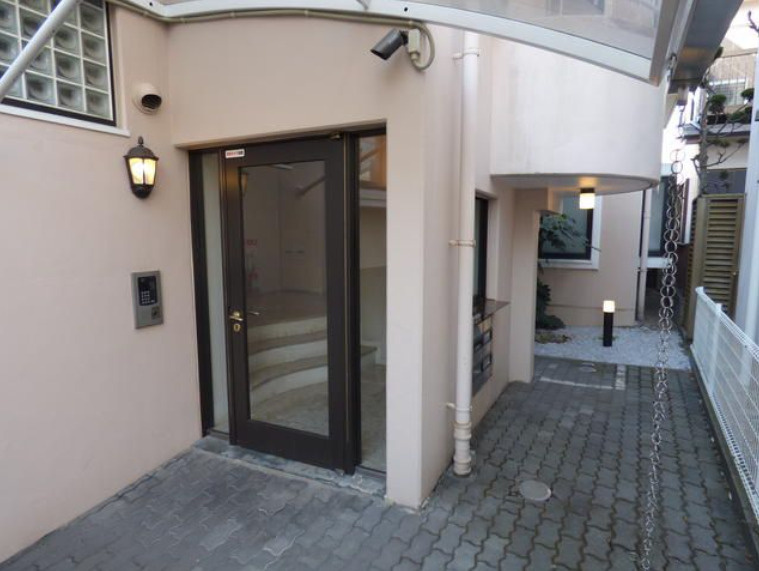 フラッツ都立大のエントランス