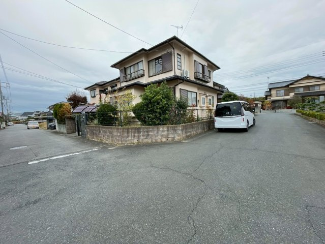 茨城県石岡市南台１丁目　中古戸建の前面道路含む現地写真