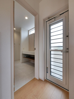 【その他】 | 中央市西花輪 オール電化新築 全2棟 1号棟 車3台並列駐車 | 【建物施工例】勝手口