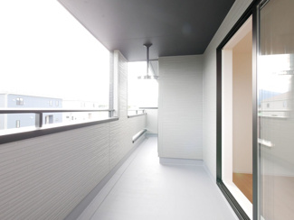 【バルコニー】 | 中央市西花輪 オール電化新築 全2棟 1号棟 車3台並列駐車 | 【建物施工例】