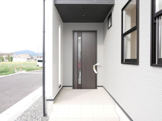 【玄関】 | 中央市西花輪 オール電化新築 全2棟 1号棟 車3台並列駐車 | 【建物施工例】