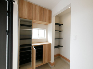 【収納】 | 中央市西花輪 オール電化新築 全2棟 1号棟 車3台並列駐車 | 【建物施工例】