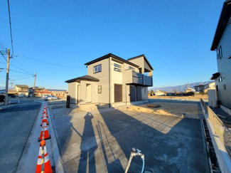 【外観】 | 中央市西花輪 オール電化新築 全2棟 1号棟 車3台並列駐車 | 中央市西花輪 オール電化新築 全2棟 1号棟 車3台並列駐車