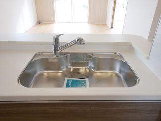 【キッチン】 | 中央市西花輪 オール電化新築 全2棟 1号棟 車3台並列駐車 | 【建物施工例】浄水機能付