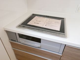 【キッチン】 | 中央市西花輪 オール電化新築 全2棟 1号棟 車3台並列駐車 | 【建物施工例】IHクッキングヒーター