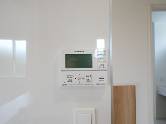 【発電・温水設備】 | 中央市西花輪 オール電化新築 全2棟 1号棟 車3台並列駐車 | 【建物施工例】エコキュートリモコン