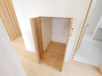 【収納】 | 中央市西花輪 オール電化新築 全2棟 1号棟 車3台並列駐車 | 【建物施工例】