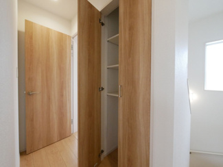 【収納】 | 中央市西花輪 オール電化新築 全2棟 1号棟 車3台並列駐車 | 【建物施工例】