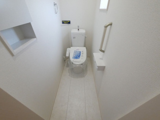 【トイレ】 | 中央市西花輪 オール電化新築 全2棟 1号棟 車3台並列駐車 | 【建物施工例】