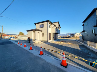 【前面道路含む現地写真】 | 中央市西花輪 オール電化新築 全2棟 1号棟 車3台並列駐車