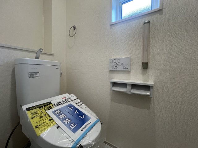 天井くらい高い満足度が得られること間違いなし！リビング吹き抜け×駐車場３台！【瀬谷区東野】新築戸建のトイレ|トイレもきれいです