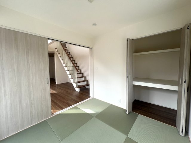 天井くらい高い満足度が得られること間違いなし！リビング吹き抜け×駐車場３台！【瀬谷区東野】新築戸建の和室|い草の香りが落ち着く素敵な和室です