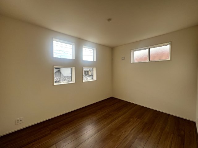 天井くらい高い満足度が得られること間違いなし！リビング吹き抜け×駐車場３台！【瀬谷区東野】新築戸建の洋室|広々とした洋室です