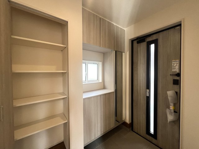 天井くらい高い満足度が得られること間違いなし！リビング吹き抜け×駐車場３台！【瀬谷区東野】新築戸建の玄関|玄関です