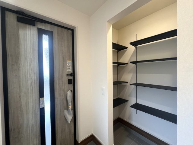 天井くらい高い満足度が得られること間違いなし！リビング吹き抜け×駐車場３台！【瀬谷区東野】新築戸建の玄関|明るい玄関です