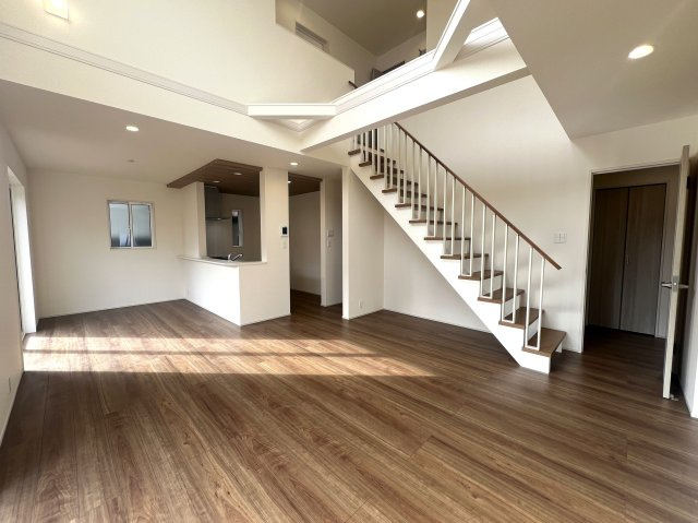 天井くらい高い満足度が得られること間違いなし！リビング吹き抜け×駐車場３台！【瀬谷区東野】新築戸建の居間・リビング|ゆったりとしたリビングです