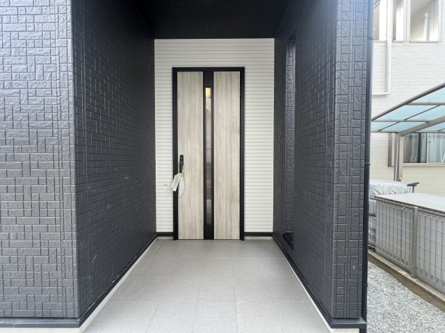 天井くらい高い満足度が得られること間違いなし！リビング吹き抜け×駐車場３台！【瀬谷区東野】新築戸建の玄関|きれいな玄関です