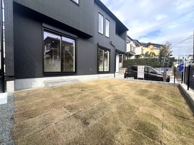 天井くらい高い満足度が得られること間違いなし！リビング吹き抜け×駐車場３台！【瀬谷区東野】新築戸建の庭|お庭が付いています