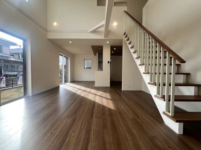 天井くらい高い満足度が得られること間違いなし！リビング吹き抜け×駐車場３台！【瀬谷区東野】新築戸建の居間・リビング|こちらの居間で趣味の時間をお楽しみください