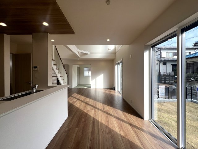 天井くらい高い満足度が得られること間違いなし！リビング吹き抜け×駐車場３台！【瀬谷区東野】新築戸建の居間・リビング|ゆったりとした居間です