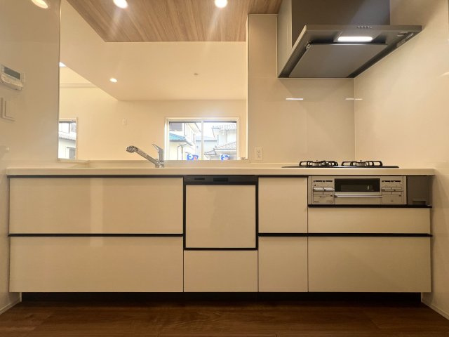 天井くらい高い満足度が得られること間違いなし！リビング吹き抜け×駐車場３台！【瀬谷区東野】新築戸建のキッチン|キッチンでお料理をお楽しみください