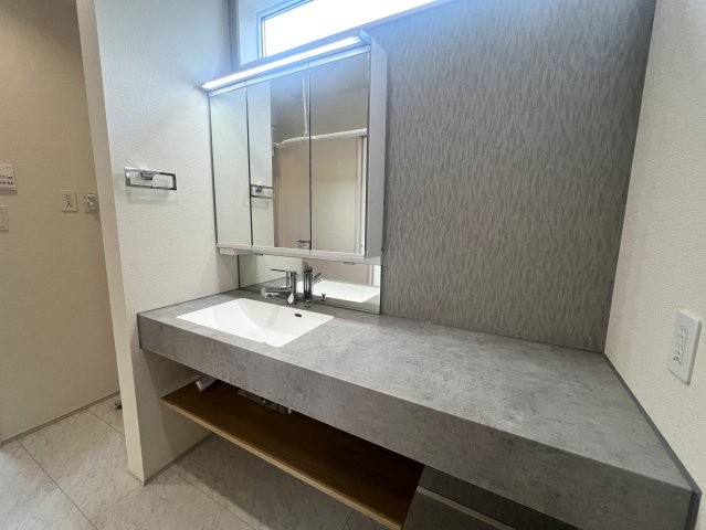 天井くらい高い満足度が得られること間違いなし！リビング吹き抜け×駐車場３台！【瀬谷区東野】新築戸建の独立洗面台|独立洗面台、小物を置くことができて便利です