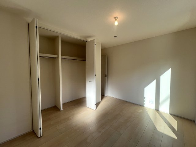 閑静な邸宅佇む最高なステータスをあなたへ　長浜2丁目新築戸建ての洋室|明るい洋室です