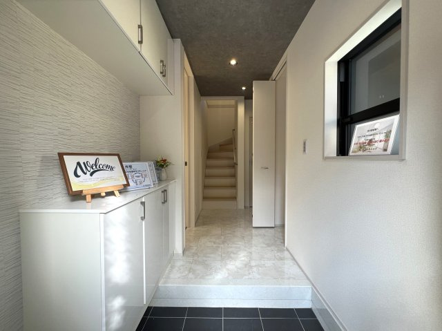 閑静な邸宅佇む最高なステータスをあなたへ　長浜2丁目新築戸建ての玄関|明るい玄関です