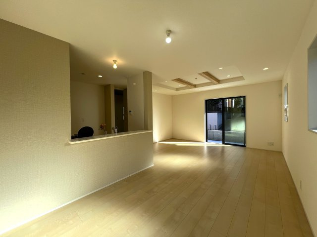 閑静な邸宅佇む最高なステータスをあなたへ　長浜2丁目新築戸建ての居間・リビング|ゆったり過ごせるリビングです