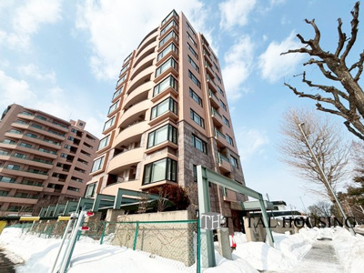 【外観】 | リブウェル真駒内緑町イーストヴュー | 流行に左右されず、将来にわたって価値が継続する「上質」な佇まい。おしゃれな雰囲気や自然の潤い、親しみやすさといった暮らしを豊かにしてくれる住空間です。