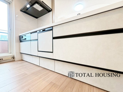 【キッチン】 | リブウェル真駒内緑町イーストヴュー | キッチンワークしながら大切な家族との会話を楽しむ。家族のコミュニケーションが生まれるキッチンです♪
バルコニーへ出入りできるドアがあり換気もしやすそうですね。