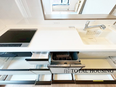 【キッチン】 | リブウェル真駒内緑町イーストヴュー | リビングを見渡せる対面式システムキッチン。家事が捗る食器洗浄機、掃除のしやすいIHコンロと使い勝手の良いキッチンです。