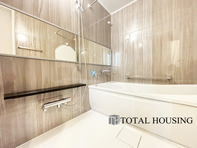 【浴室】 | リブウェル真駒内緑町イーストヴュー | 限られた空間を広く見せるワイドミラーを採用したバスルーム。毎日の疲れを癒やすバスタイムを。浴室換気乾燥暖房機付きで浴室内干しも可能！