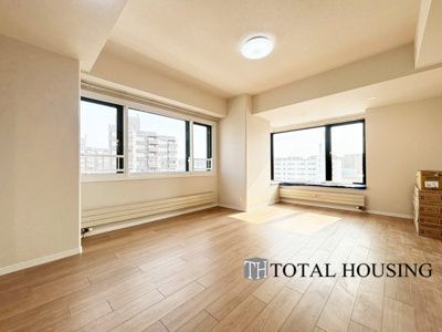 【居間・リビング】 | リブウェル真駒内緑町イーストヴュー | 通風・採光に優れ、優しく心地よい光と風が溢れています。豪華で贅沢な素晴らしい居住性と、心を満たすハイクオリティが見事に調和した住み心地を心ゆくまでご堪能ください。