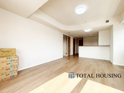 【居間・リビング】 | リブウェル真駒内緑町イーストヴュー | ☆☆大空間リビングは家族のオアシスへ☆☆毎日家族が笑顔で生活する空間であるリビング。
広さと明るさには拘ってほしい空間です。お子様の成長に合わせて家具の配置なども広いからこそ可能です。