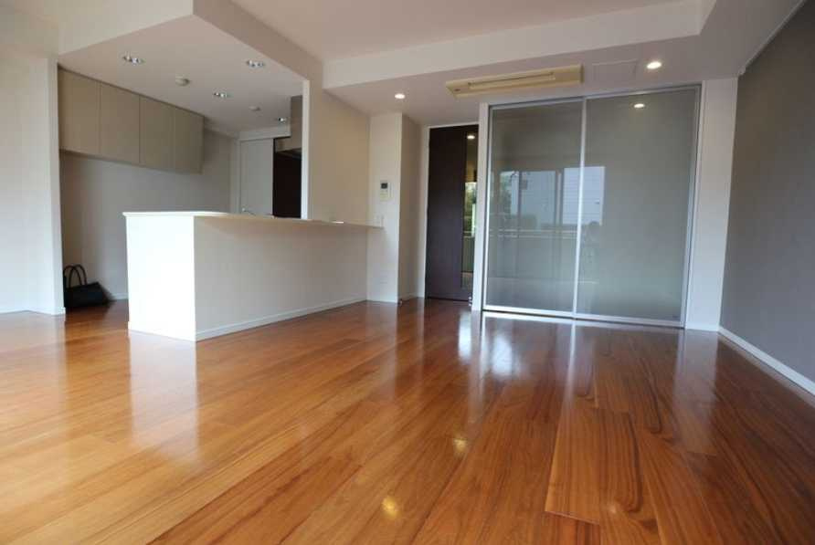 グレンパーク駒場　テラス　家族向け　専用庭の居間・リビング